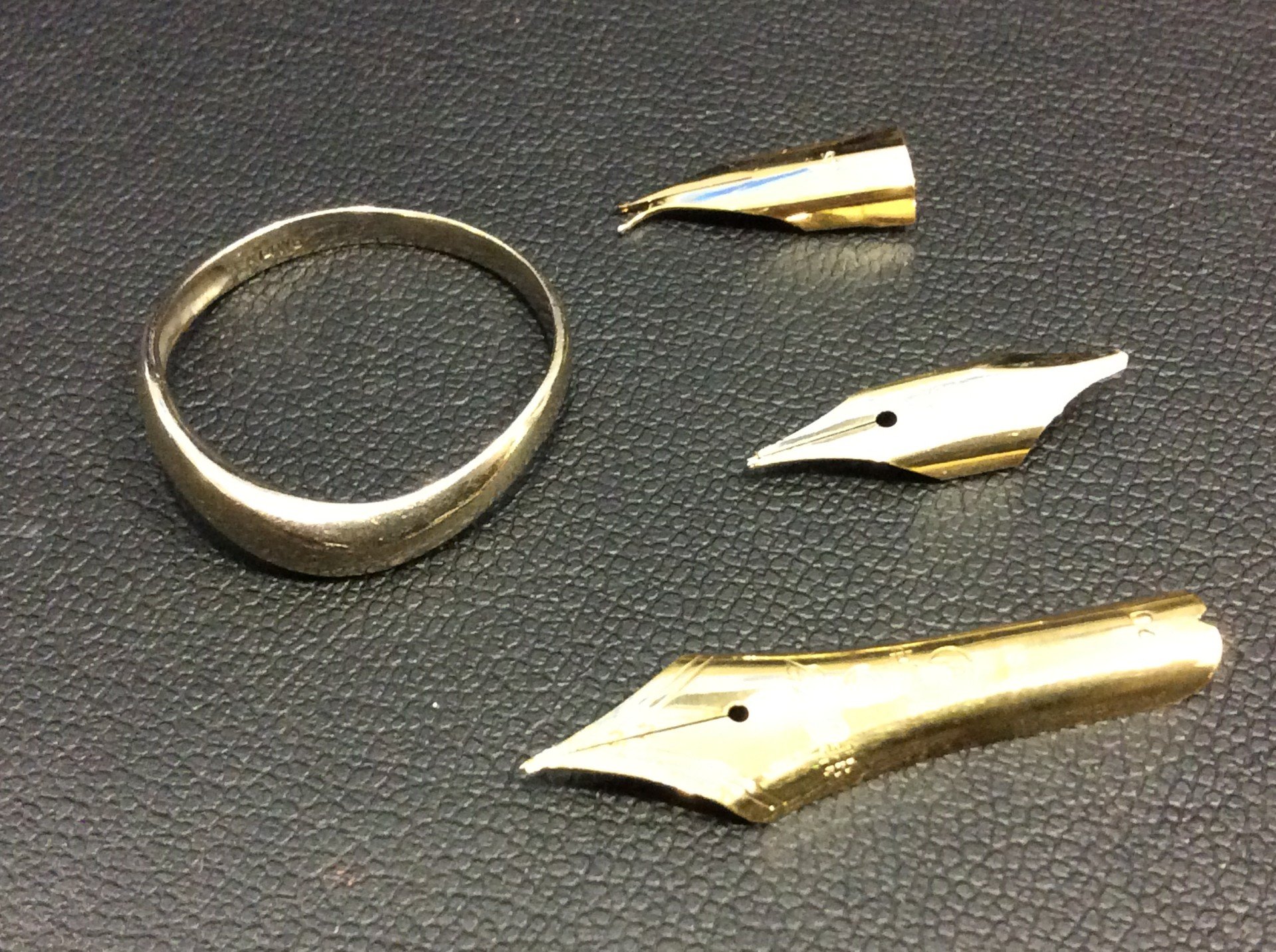 本日 K14 585刻印 金 1g 12,460円 ペン先他 3,5g 金製品 買取 埼玉県 吉川市