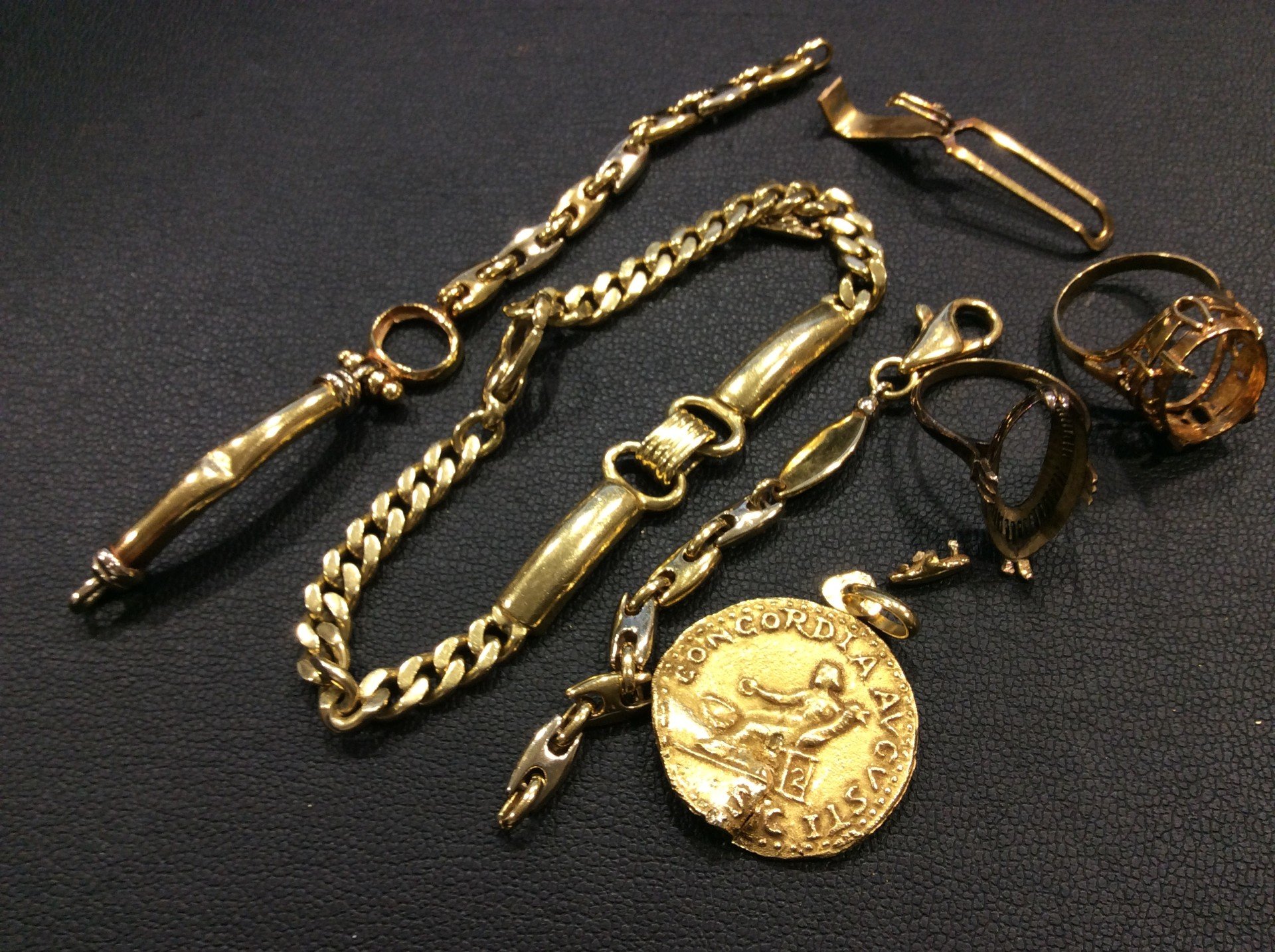 本日 K18 金 750刻印 1グラム 18,917円 ブレスレット他 61,8g 金買取 千葉県